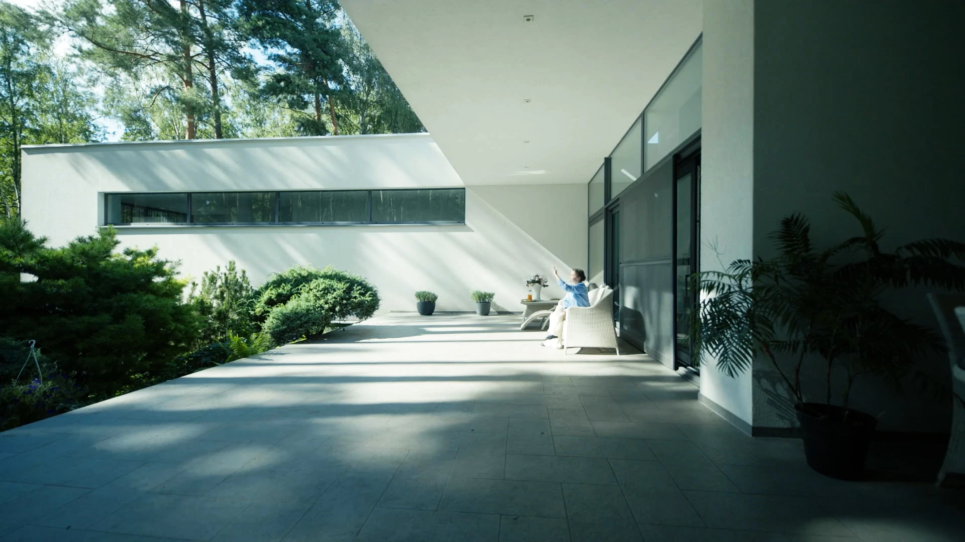 SERIES still 06